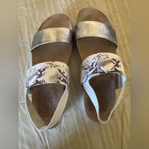 MUNRO PISCES sandal size 8
Silver Metallic Double strap